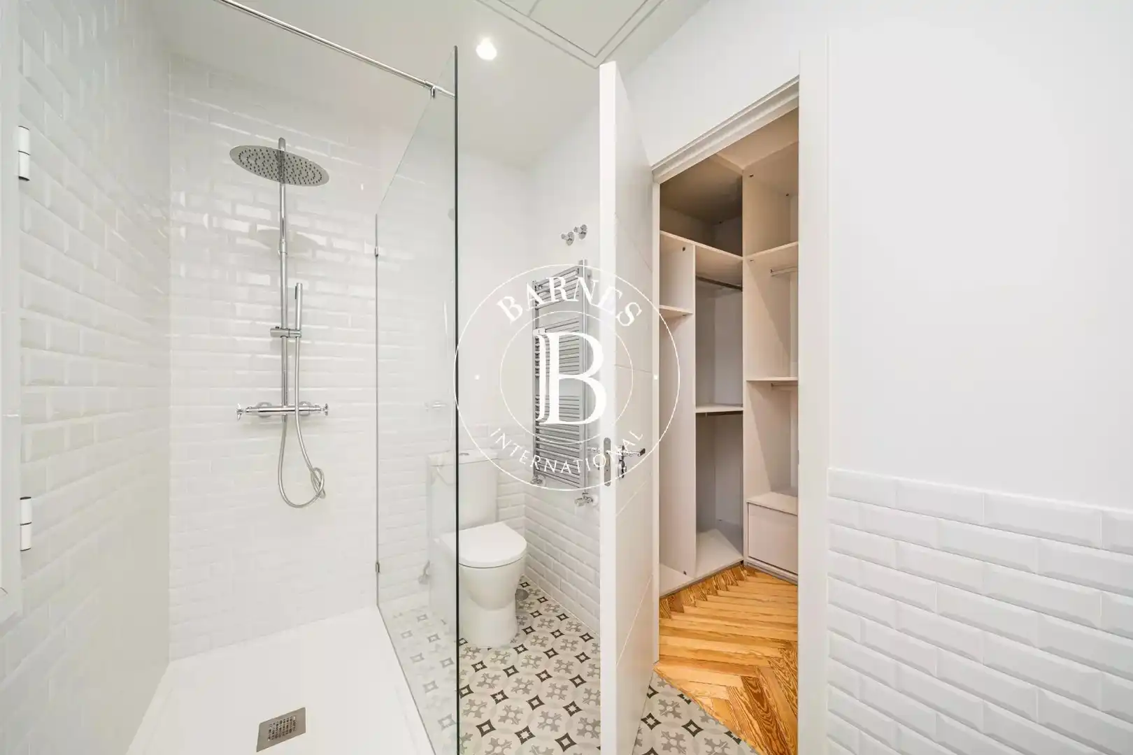 Badezimmer von Wohnung zur Miete in Madrid mit Klimaanlage, Heizung und Ofen