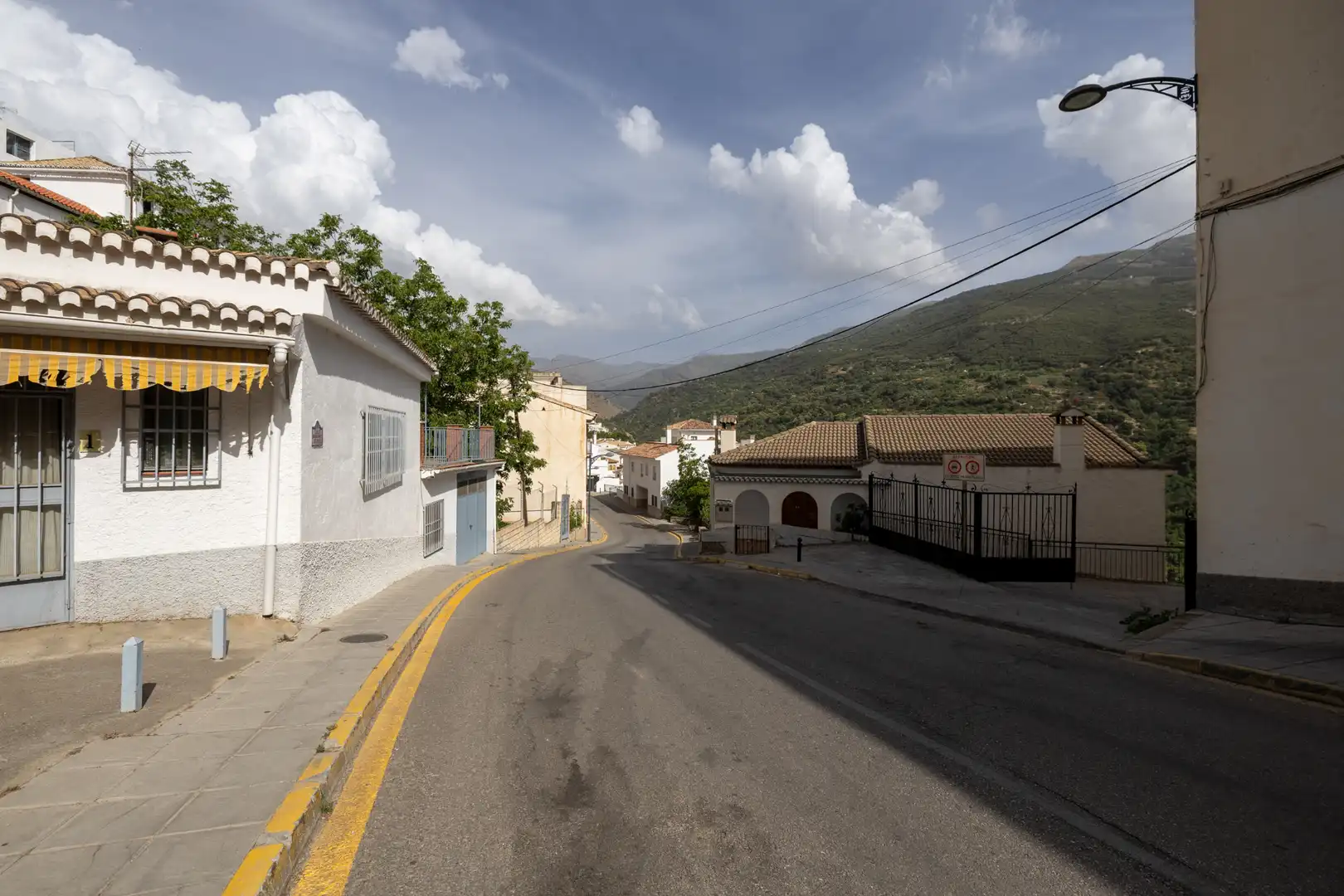 Vista exterior de Casa o xalet en venda en Güéjar Sierra amb Jardí privat i Moblat