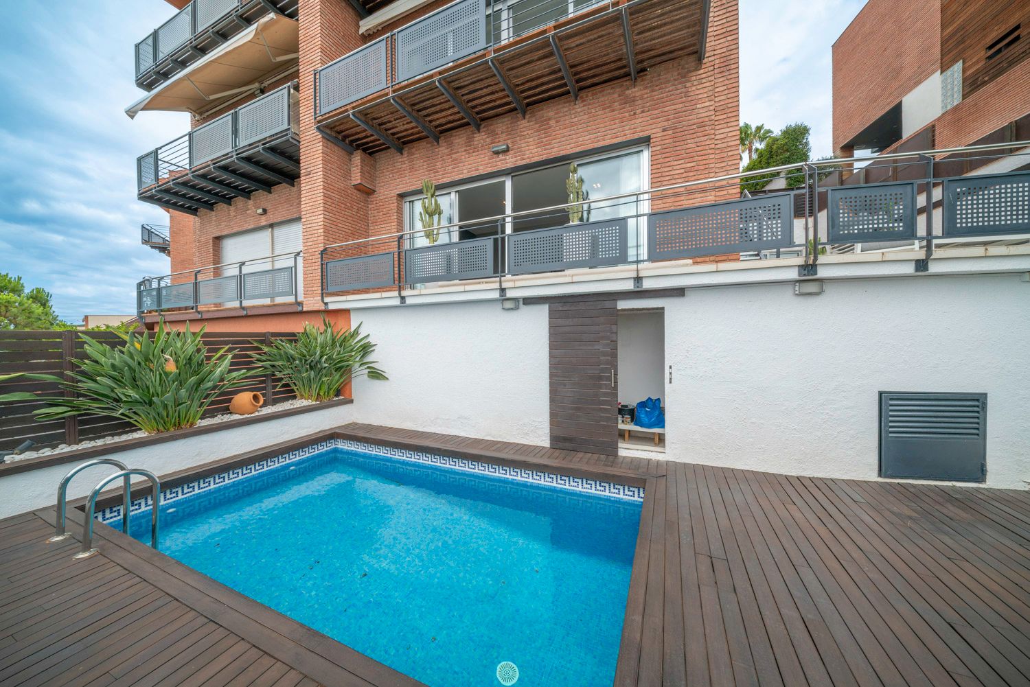 Piscina de Casa o xalet en venda en Calella amb Aire condicionat, Calefacció i Jardí privat