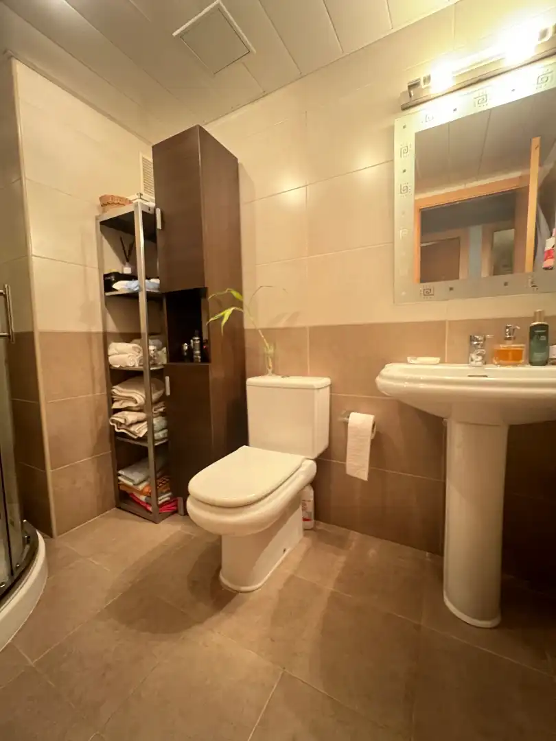 Badezimmer von Dachboden zum Verkauf in Salou mit Klimaanlage, Heizung und Privatgarten