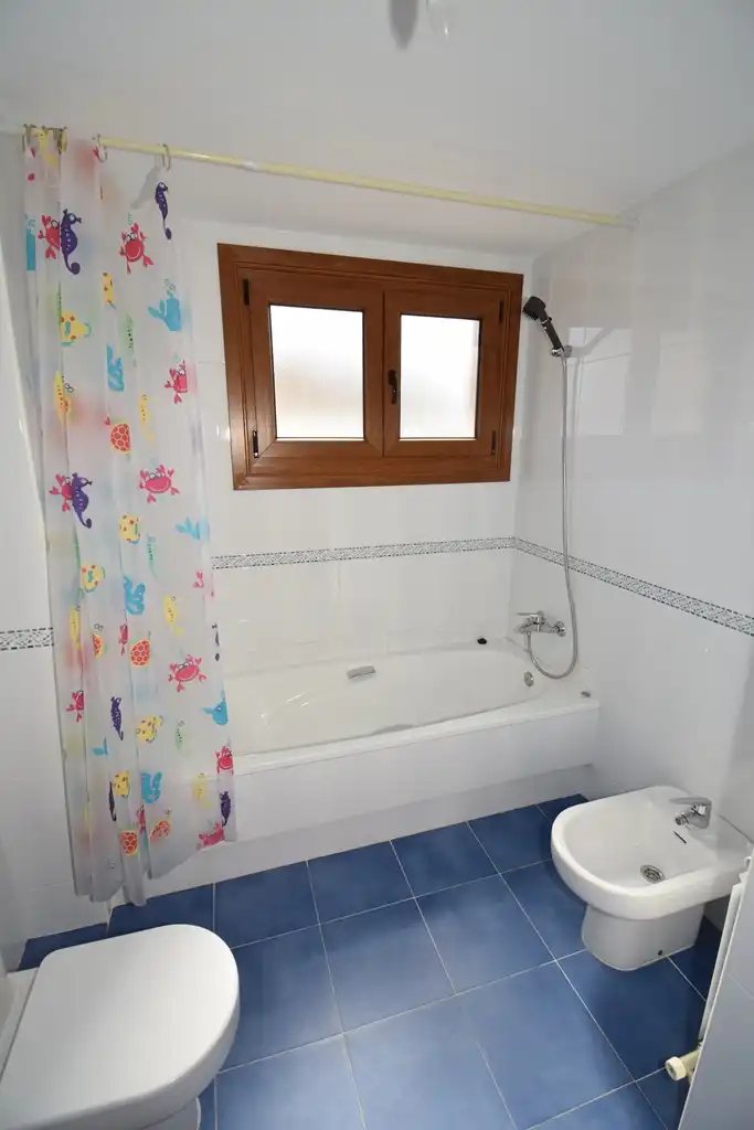 Baño de Casa adosada en venta en Miño con Calefacción, Jardín privado y Amueblado