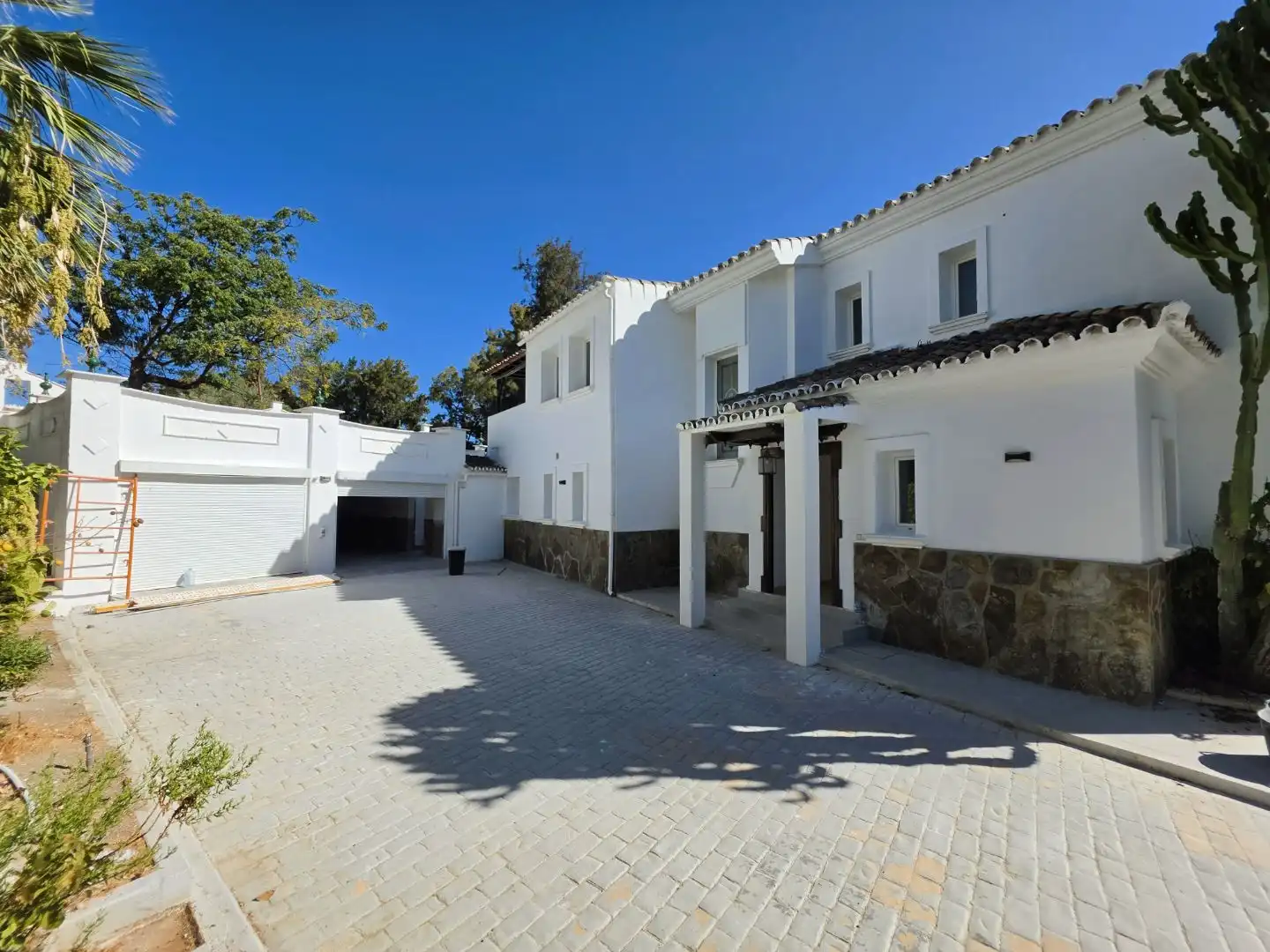 Vista exterior de Casa o xalet de lloguer en Marbella amb Jardí privat, Terrassa i Piscina