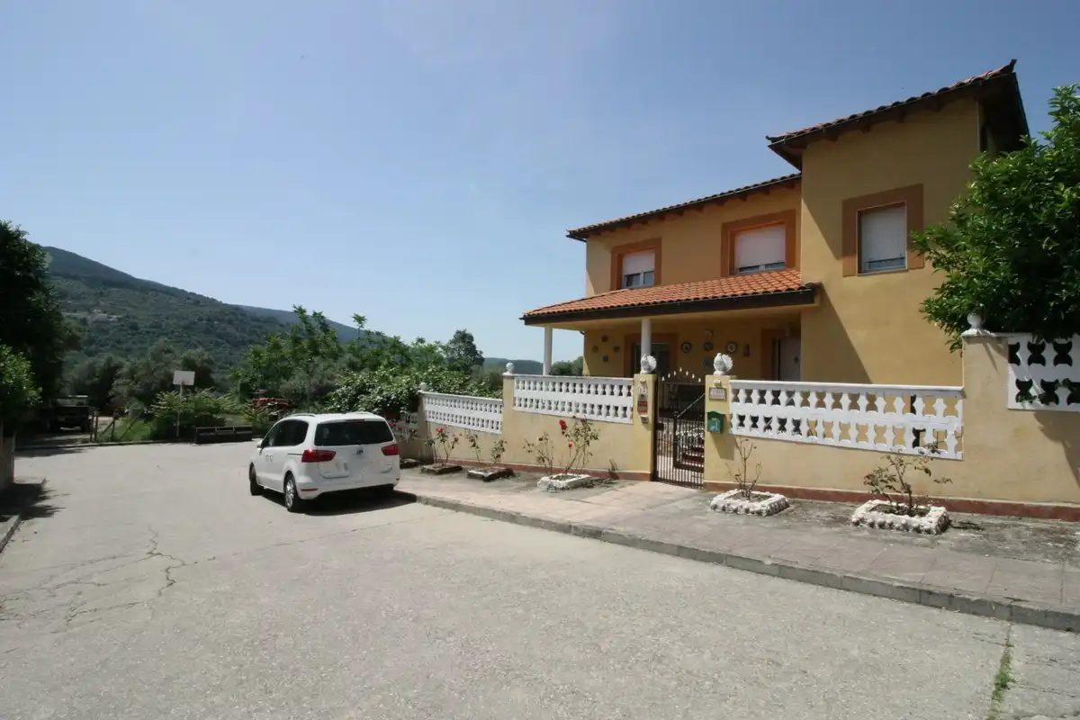 Vista exterior de Casa o chalet en venta en Mombeltrán con Calefacción, Jardín privado y Terraza