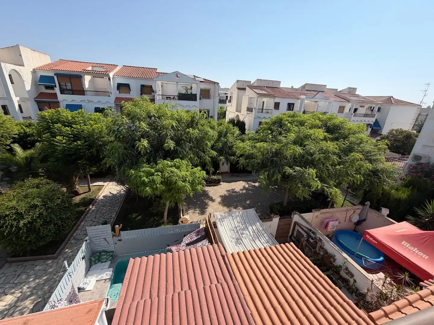 Vista exterior de Casa adosada en venda en El Campello amb Aire condicionat, Jardí privat i Piscina