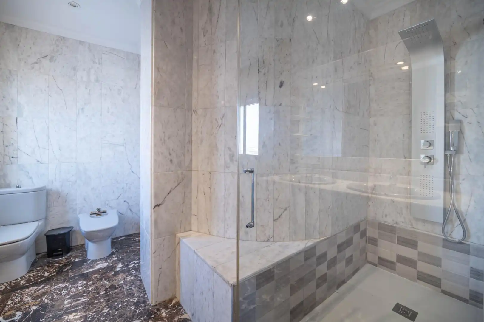 Badezimmer von Dachboden zum Verkauf in Maracena