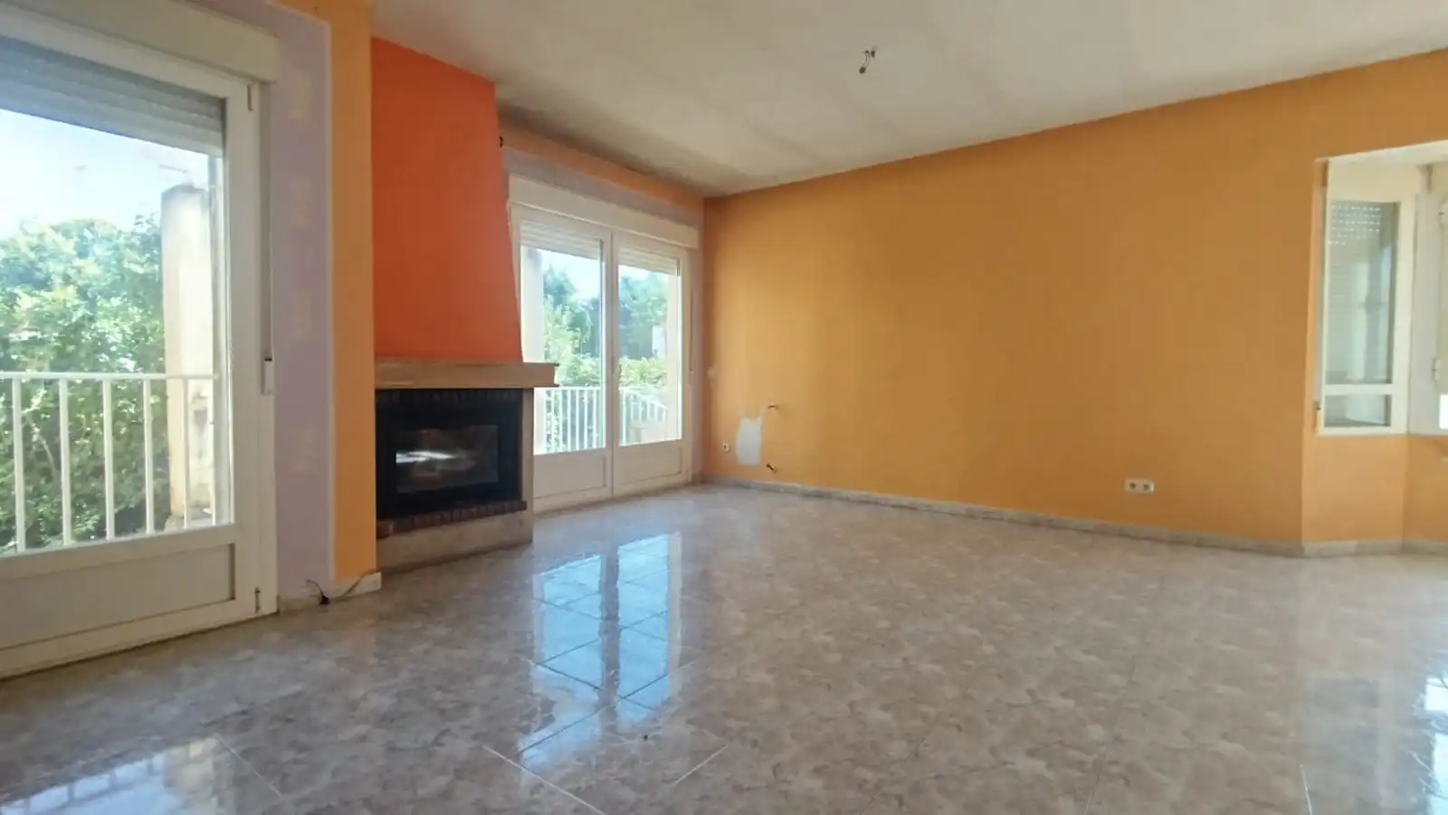 Sala d'estar de Casa adosada en venda en Uceda amb Calefacció, Jardí privat i Parquet