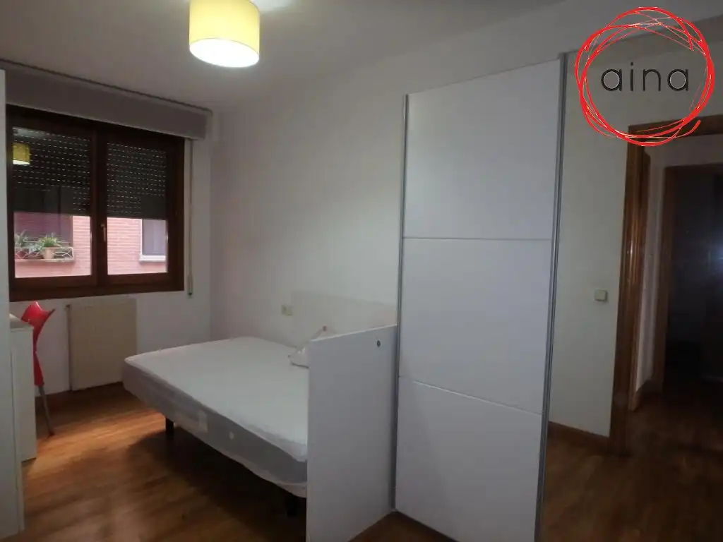 Habitación de Piso de alquiler en  Pamplona / Iruña con Calefacción, Terraza y Balcón