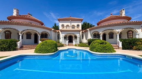 Espectacular complejo de 3 viviendas independientes con piscina a un paso de la playa en Miami Platja