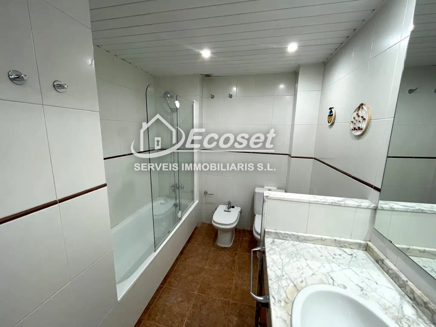 Badezimmer von Einfamilien-Reihenhaus zum Verkauf in Vallirana mit Klimaanlage, Heizung und Terrasse