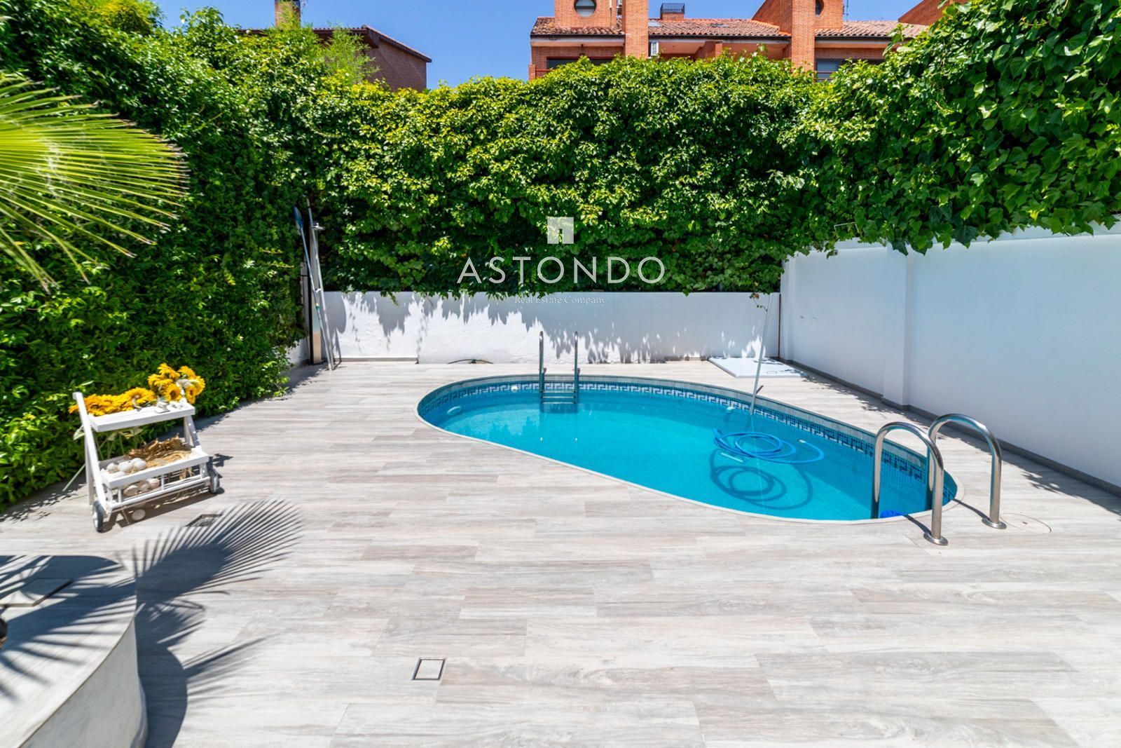 Swimming pool of Single-family semi-detached to rent in  Madrid Capital  with Air Conditioner, Heating and Parquet flooring