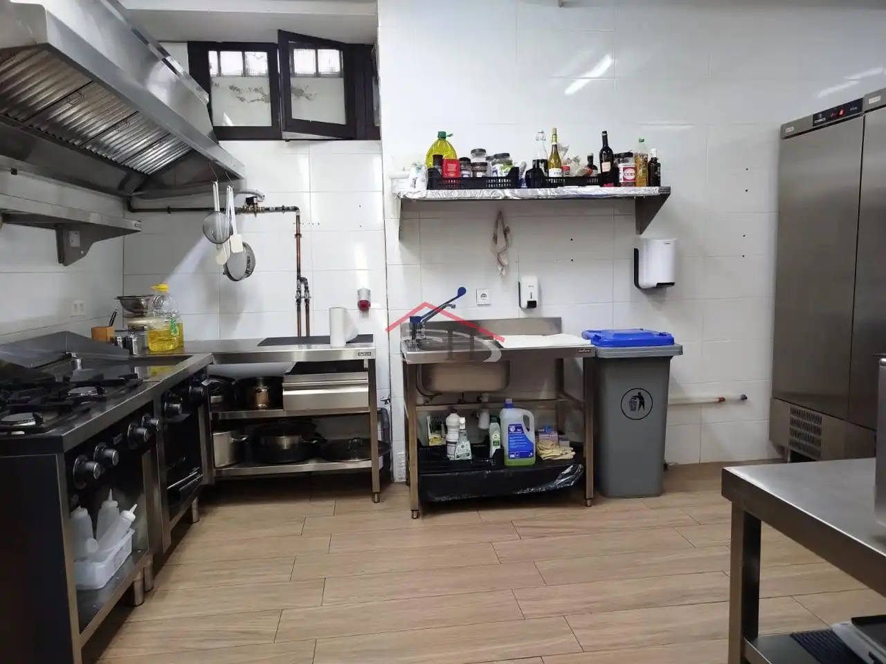 Cuina de Local de lloguer en León Capital  amb Moblat