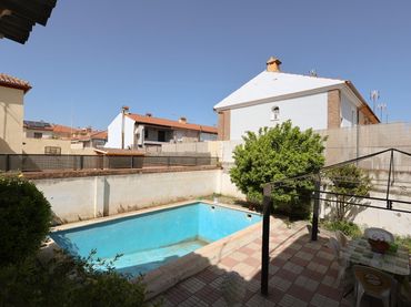 Xalet amb piscina en venda a Calle Aracena 17