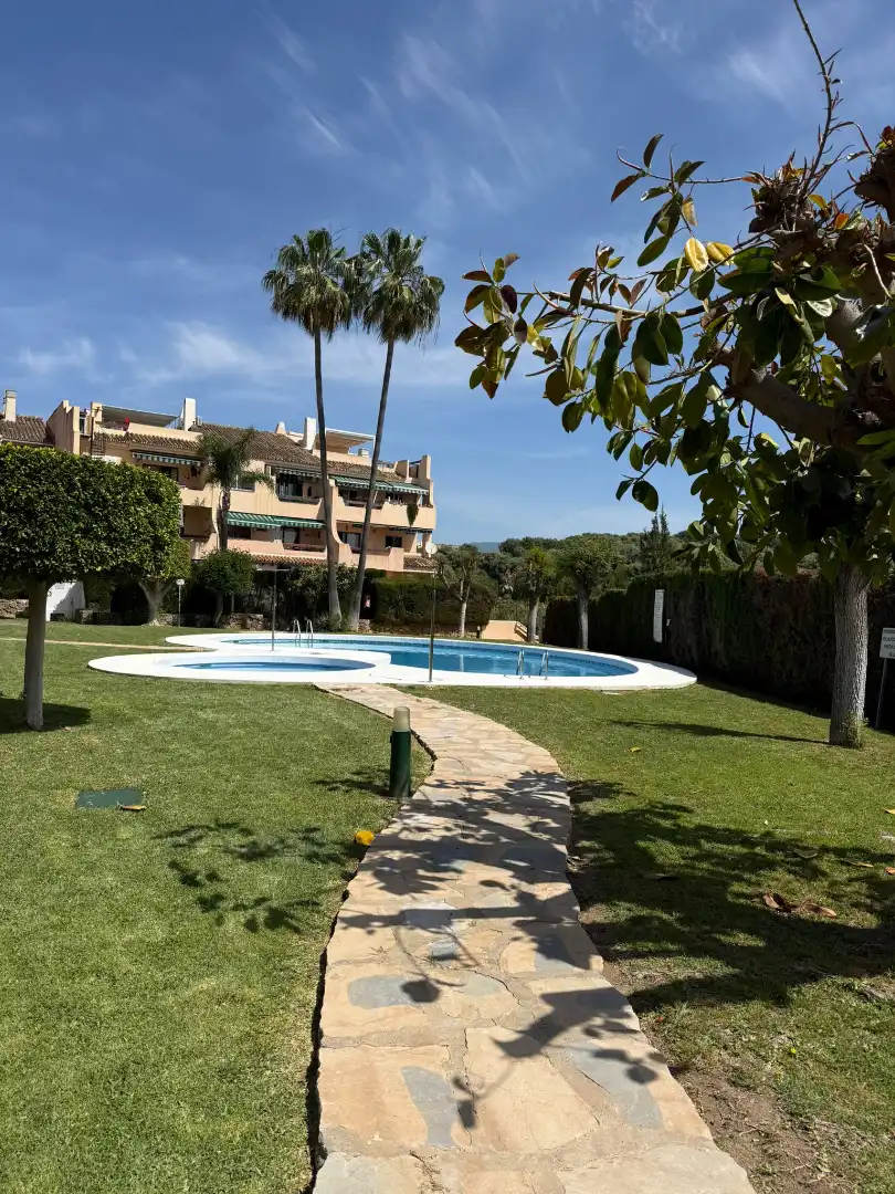 Jardín de Piso en venta en Estepona con Aire acondicionado, Terraza y Piscina comunitaria