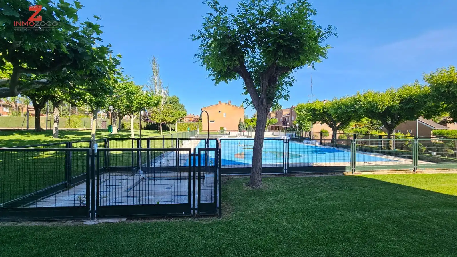 Piscina de Casa adosada en venda en Las Rozas de Madrid amb Aire condicionat, Calefacció i Jardí privat