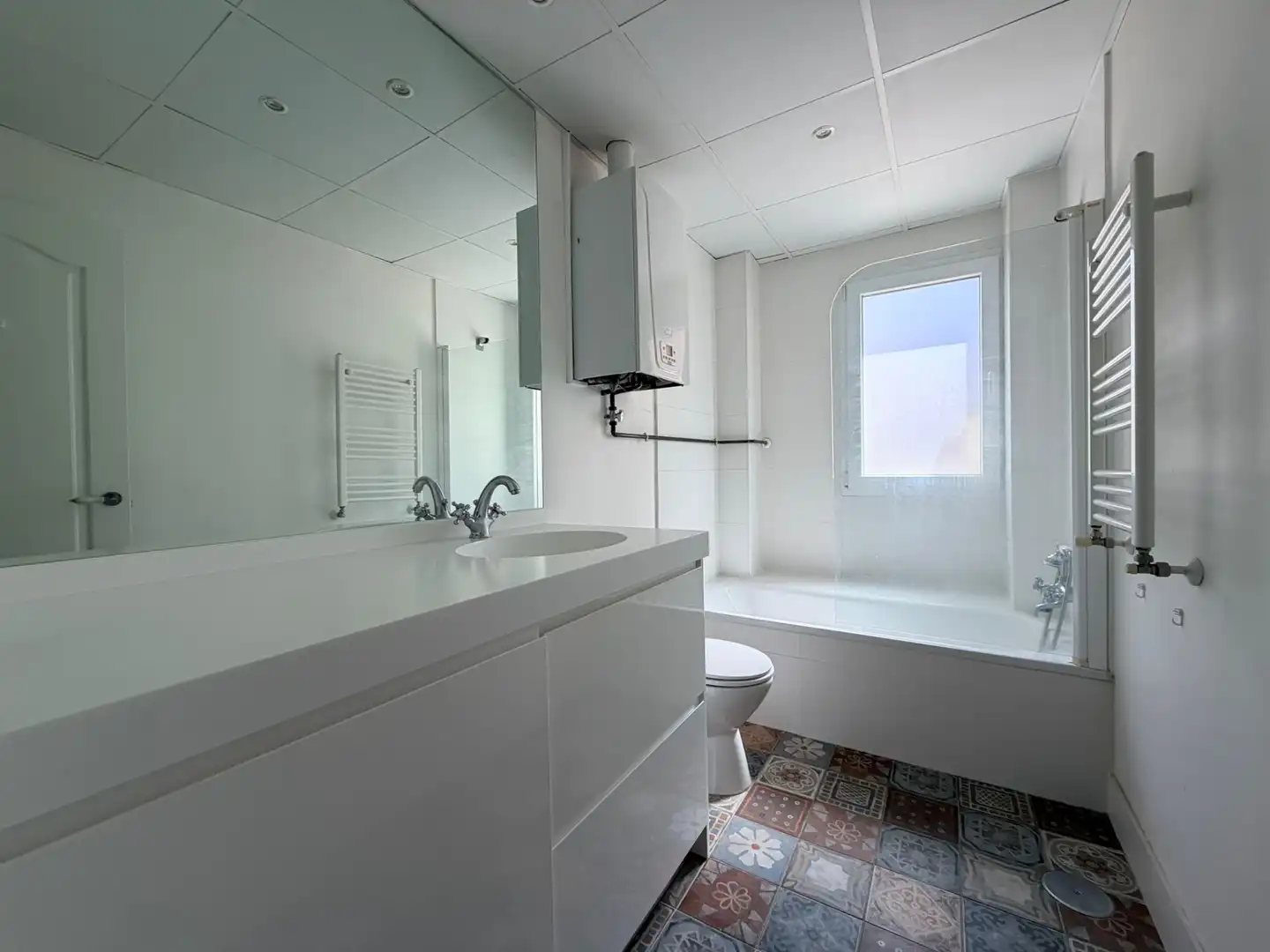 Bathroom of Flat for sale in Madrid  with Air Conditioner, Heating and Terrace
