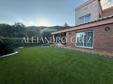 Casa amb piscina en venda a de la roureda