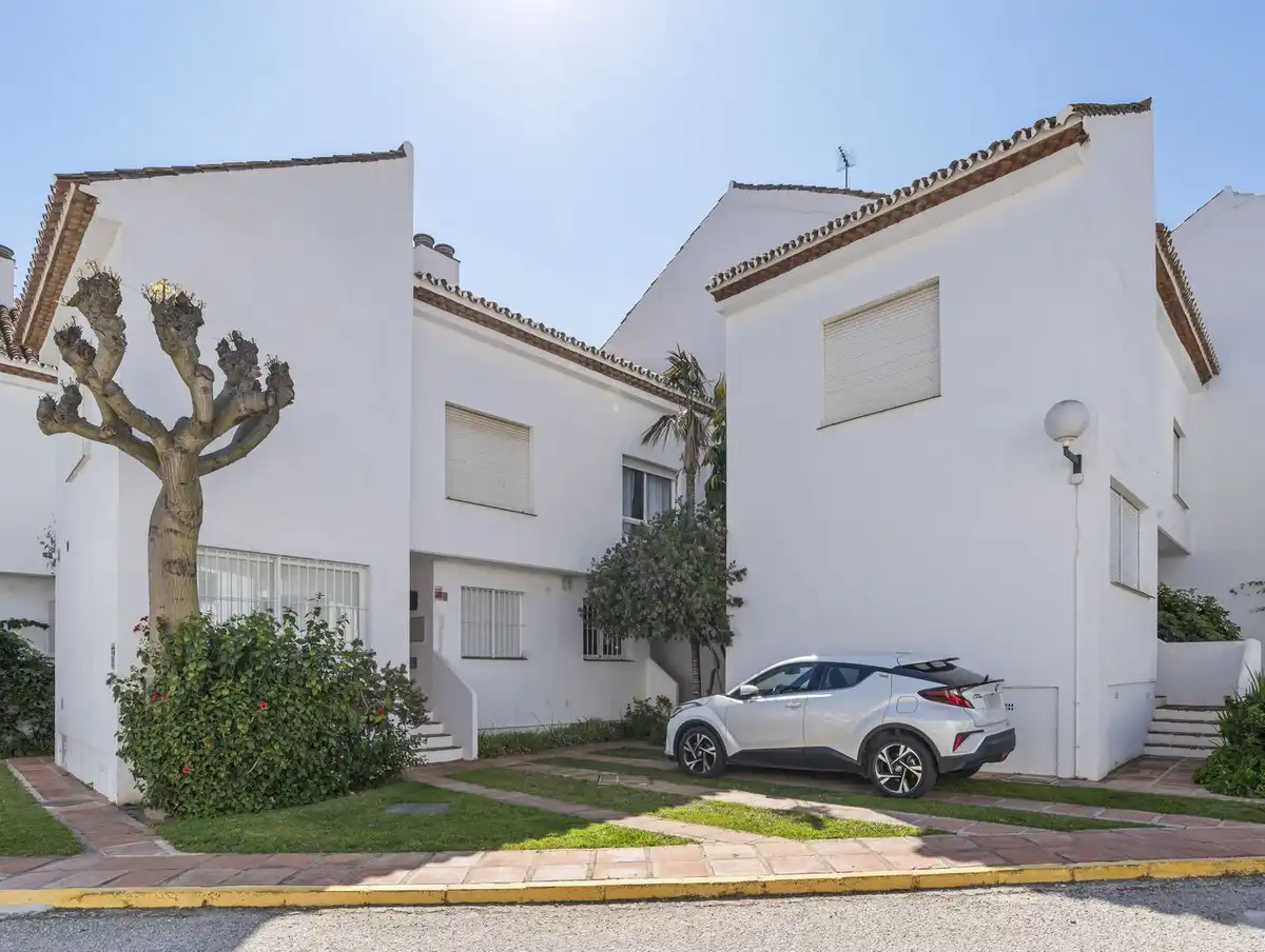 Vista exterior de Casa adosada en venda en Marbella amb Aire condicionat, Jardí privat i Terrassa