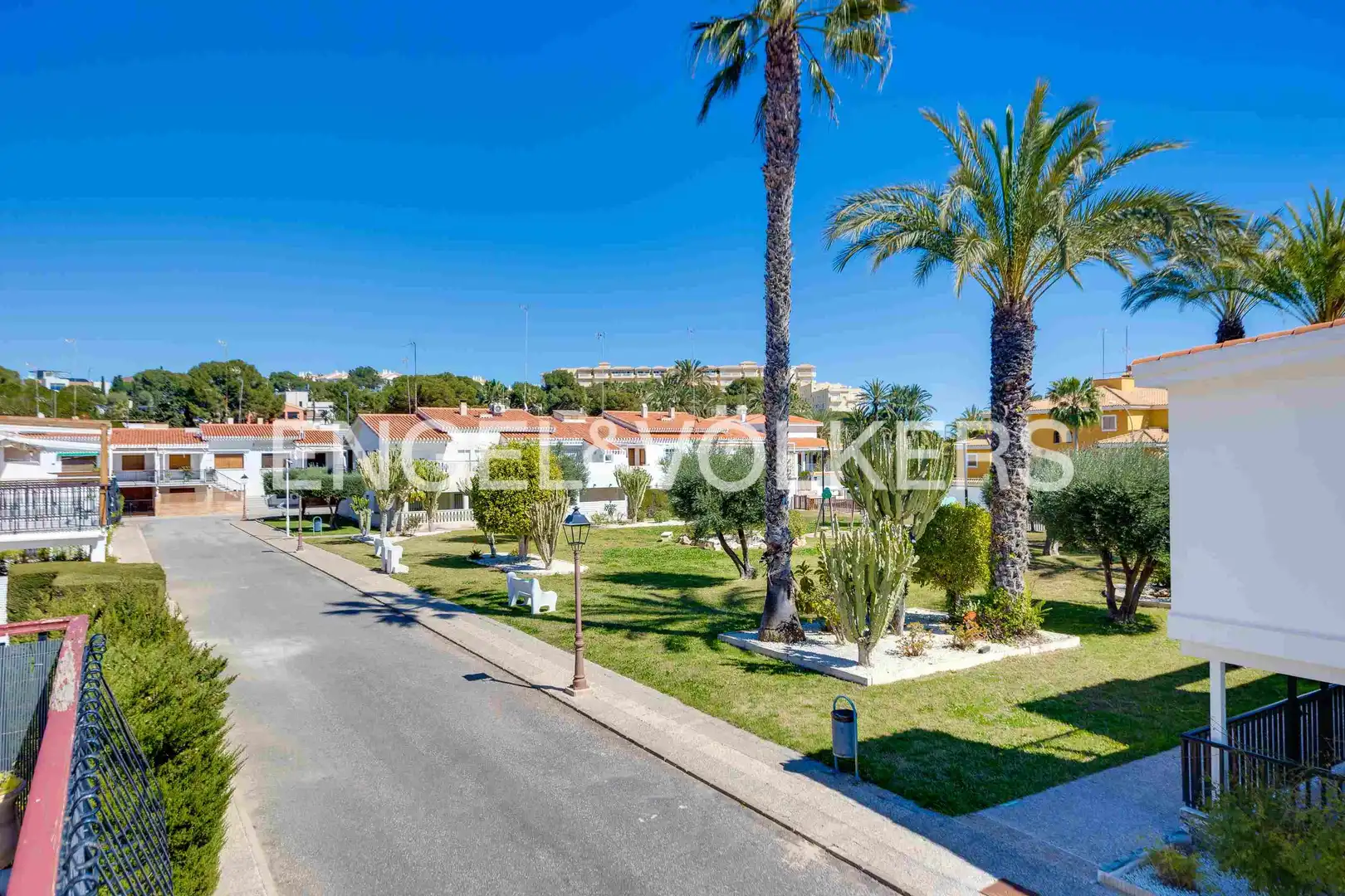 Vista exterior de Casa o xalet en venda en Orihuela amb Aire condicionat, Calefacció i Terrassa