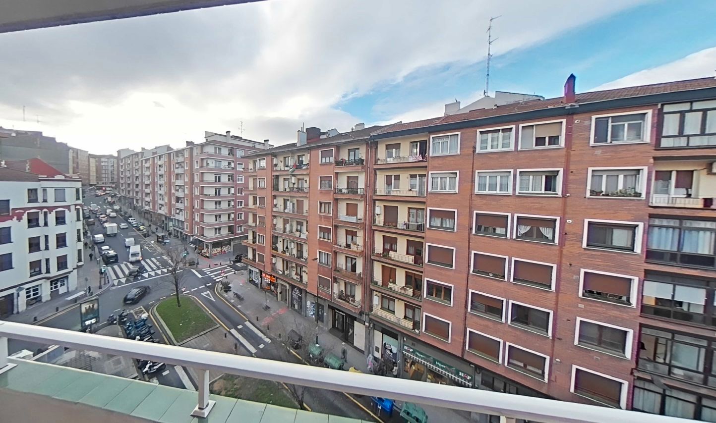 Vista exterior de Pis en venda en Bilbao  amb Calefacció, Terrassa i Moblat