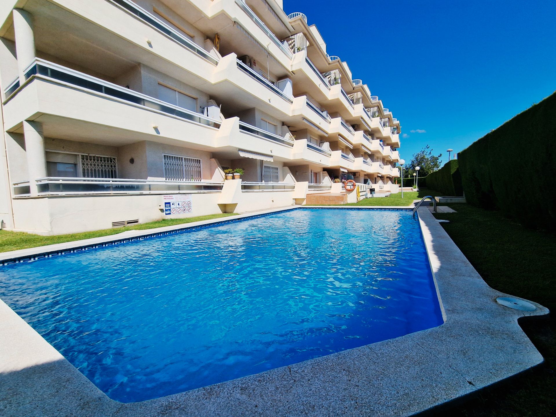 Piscina de Planta baixa en venda en Cambrils amb Calefacció, Terrassa i Moblat