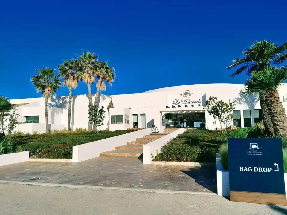 Außenansicht von Wohnung zur Miete in La Alcaidesa mit Klimaanlage, Schwimmbad und Balkon