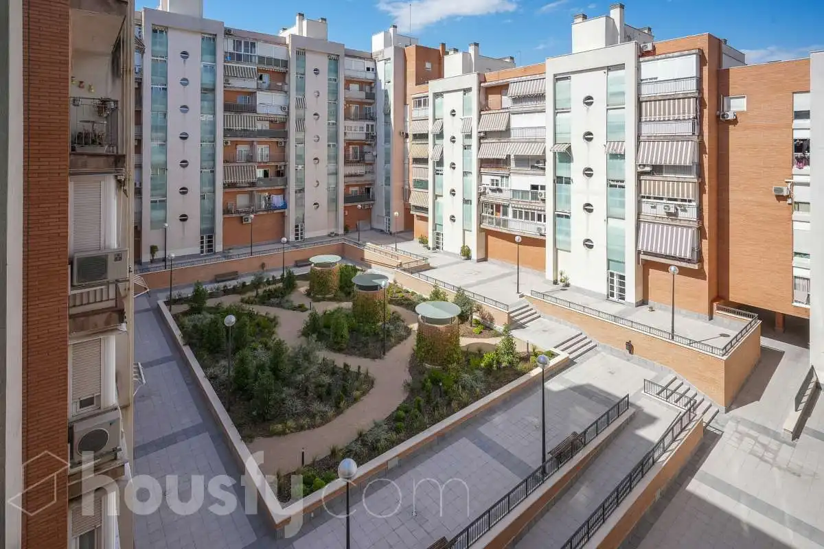 Vista exterior de Pis en venda en Madrid amb Aire condicionat, Calefacció i Jardí privat