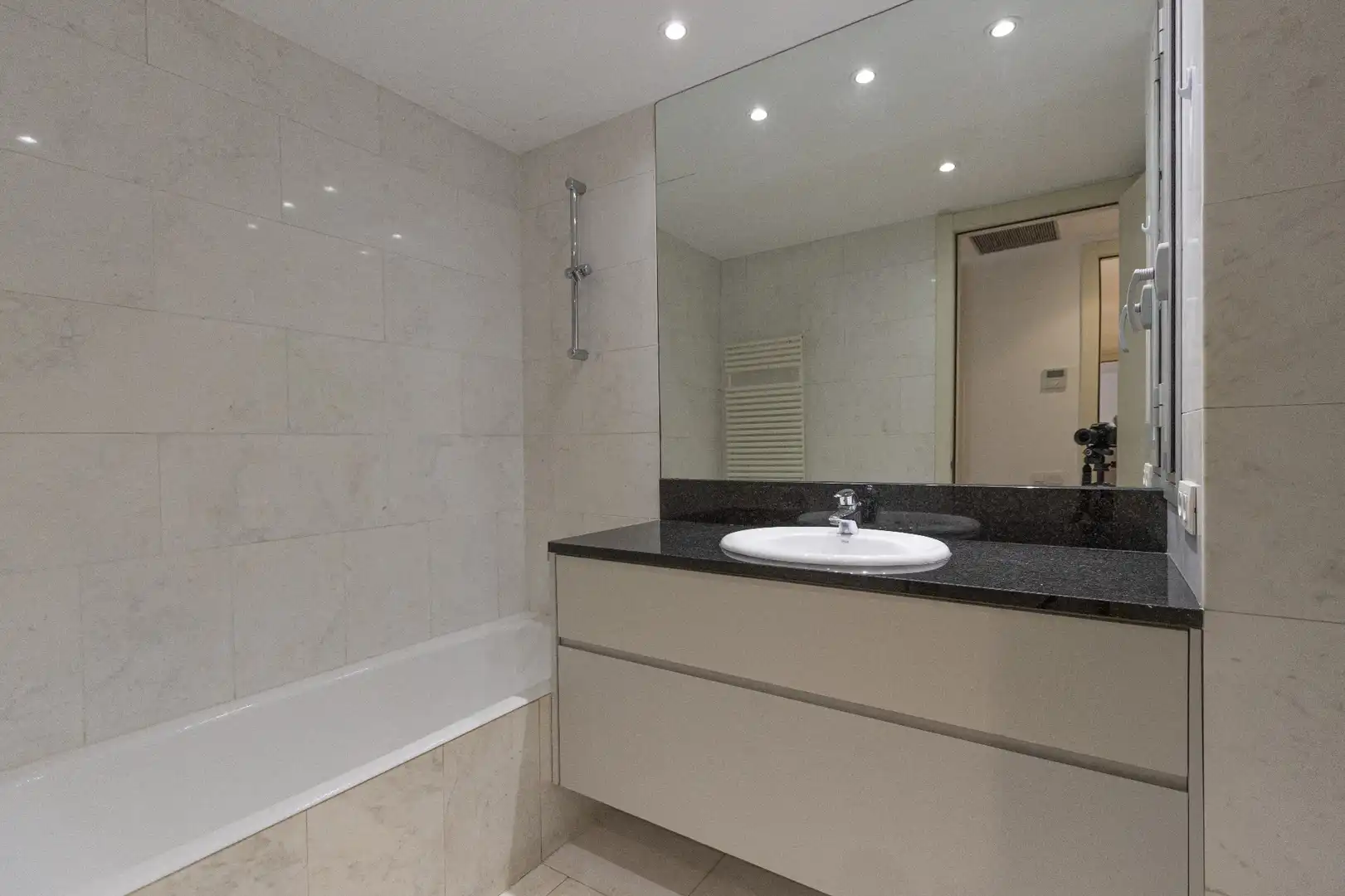 Badezimmer von Wohnung zum Verkauf in Barcelona mit Klimaanlage, Heizung und Parkett