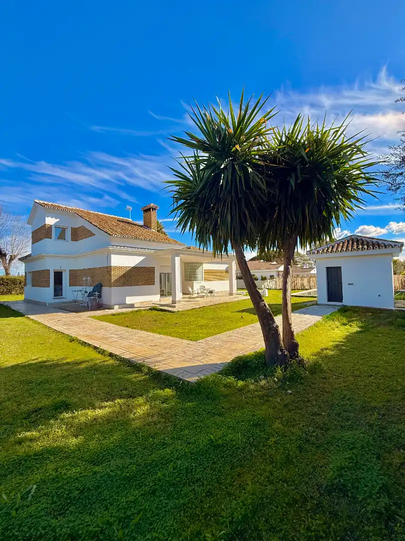 Vista exterior de Casa o xalet en venda en Espartinas amb Aire condicionat, Calefacció i Jardí privat
