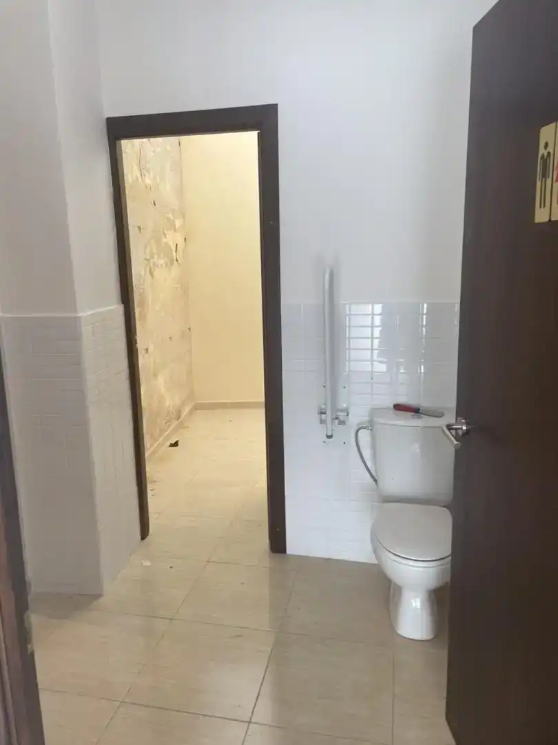 Bathroom of Commercial properties for rent in Écija  with Air Conditioner