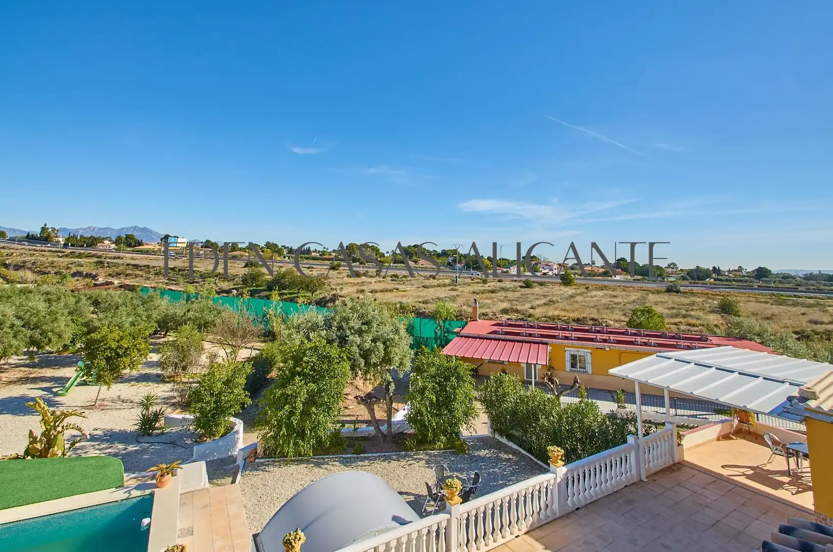 Vista exterior de Casa o xalet en venda en Alicante / Alacant amb Aire condicionat, Jardí privat i Terrassa