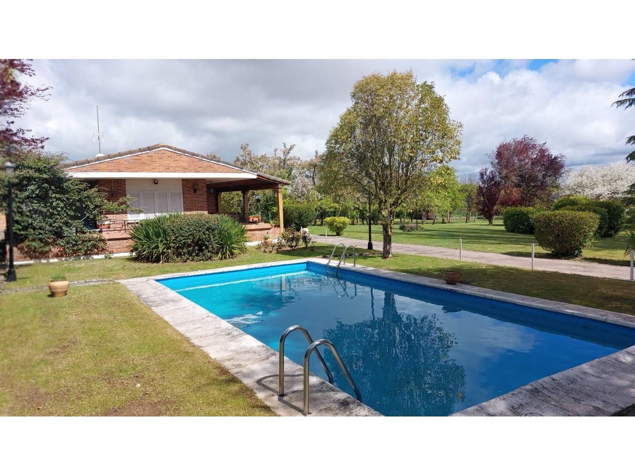 Piscina de Casa o xalet en venda en Palencia Capital amb Jardí privat, Terrassa i Piscina