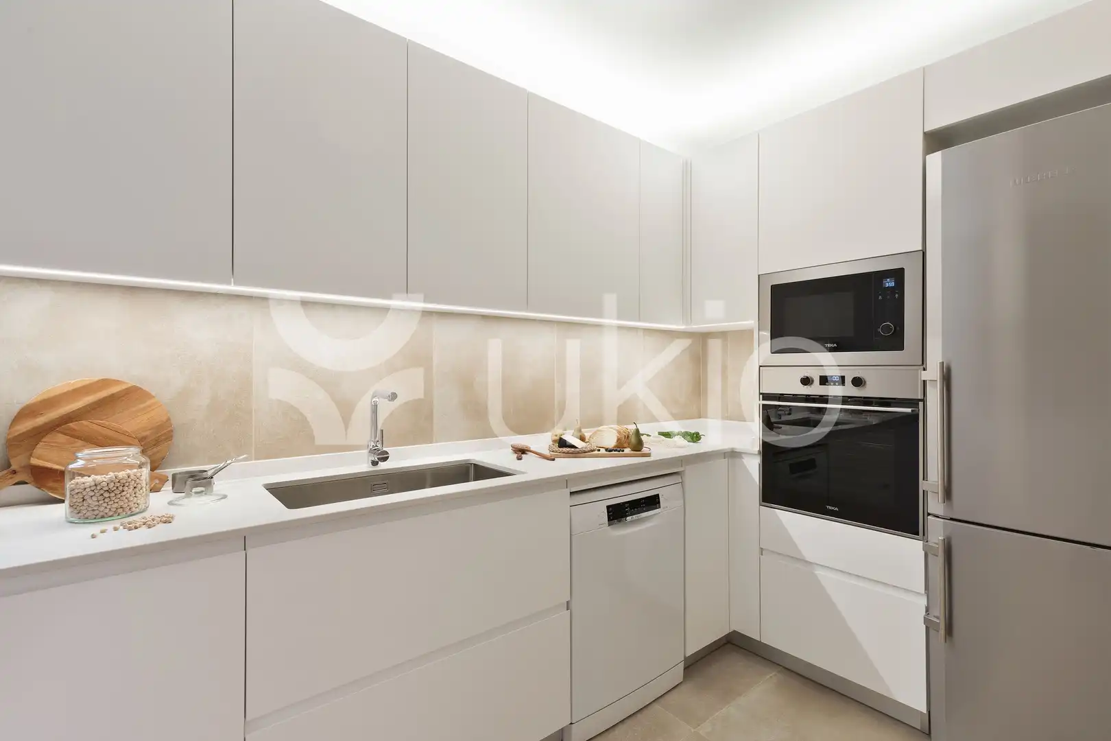 Cuina de Apartament de lloguer en Barcelona amb Aire condicionat, Terrassa i Moblat