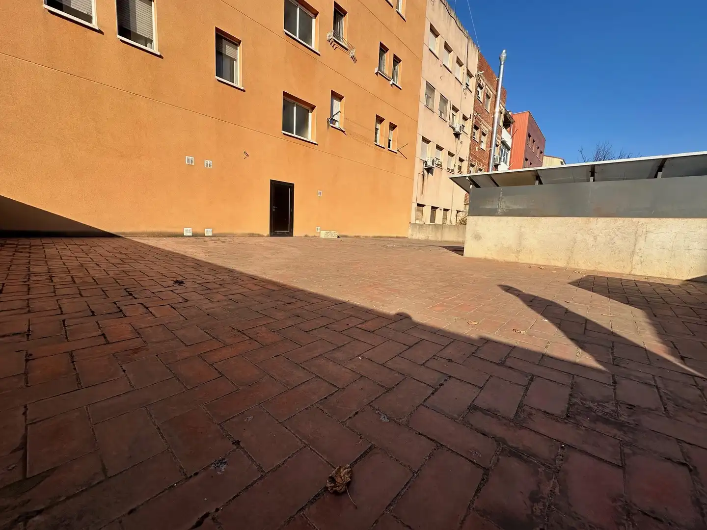 Außenansicht von Geschaftsraum zur Miete in Pallejà mit Terrasse