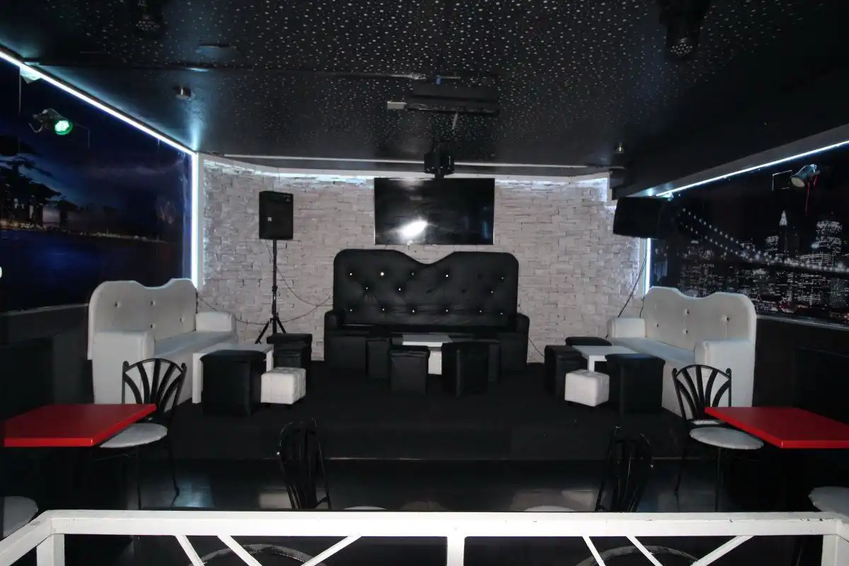 Sala d'estar de Local en venda en Oviedo 