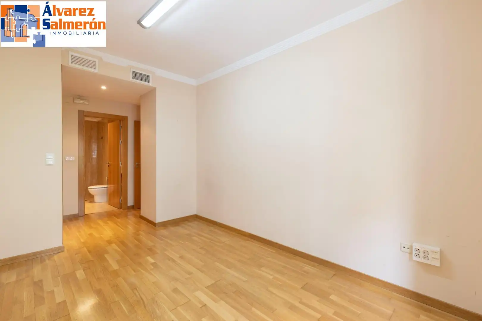 Flat for sale in Granada  with Air Conditioner and Heating