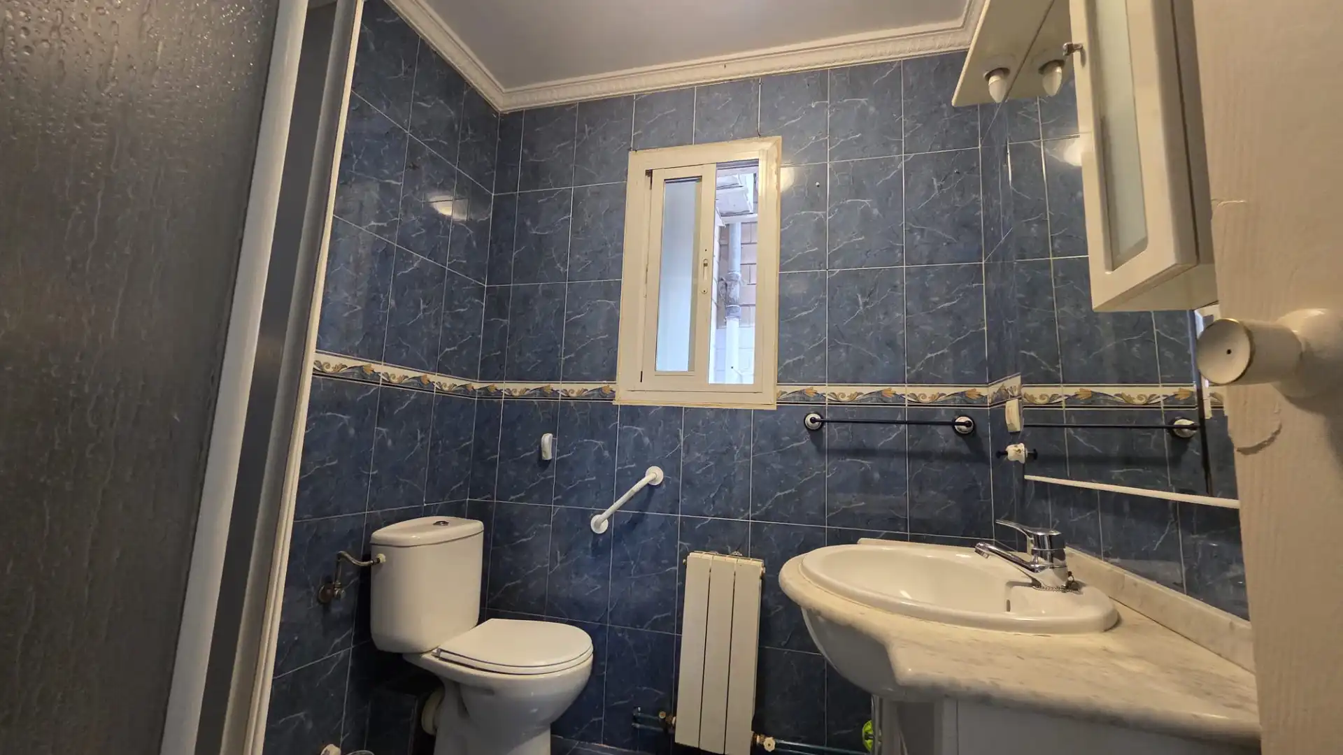 Baño de Piso en venta en Parla con Calefacción, Internet y Alarma