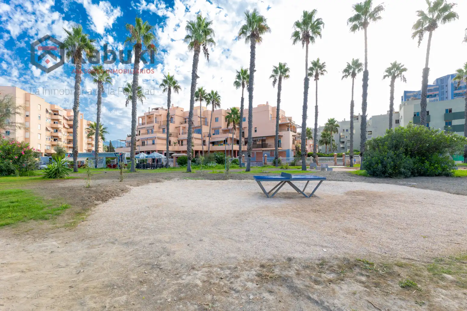 Außenansicht von Wohnung zur Miete in Salobreña mit Privatgarten, Terrasse und Schwimmbad