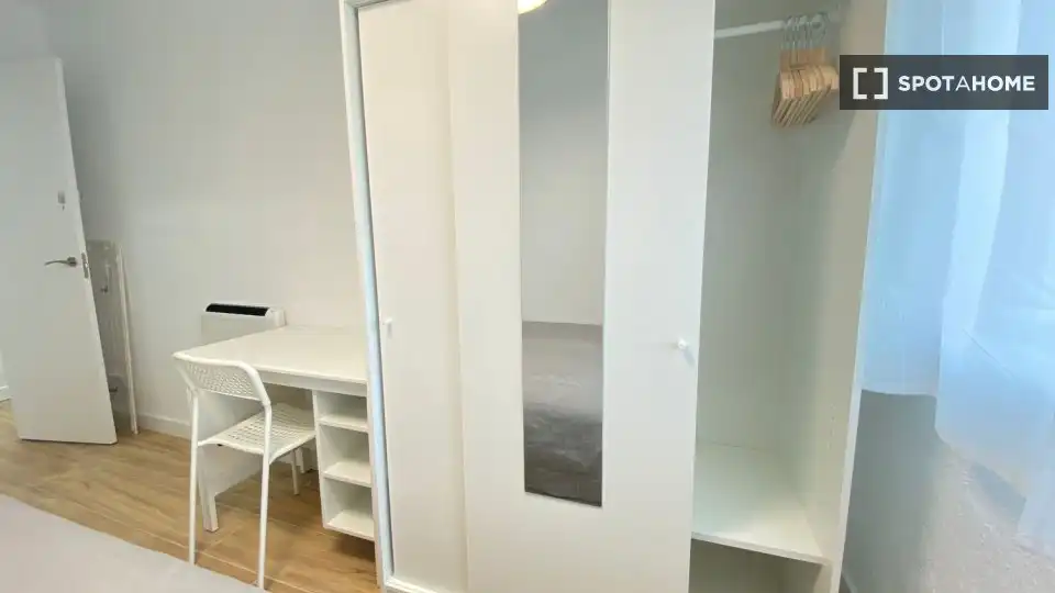 Bedroom of Flat for rent in Madrid  with Air Conditioner, Heating and Furnished