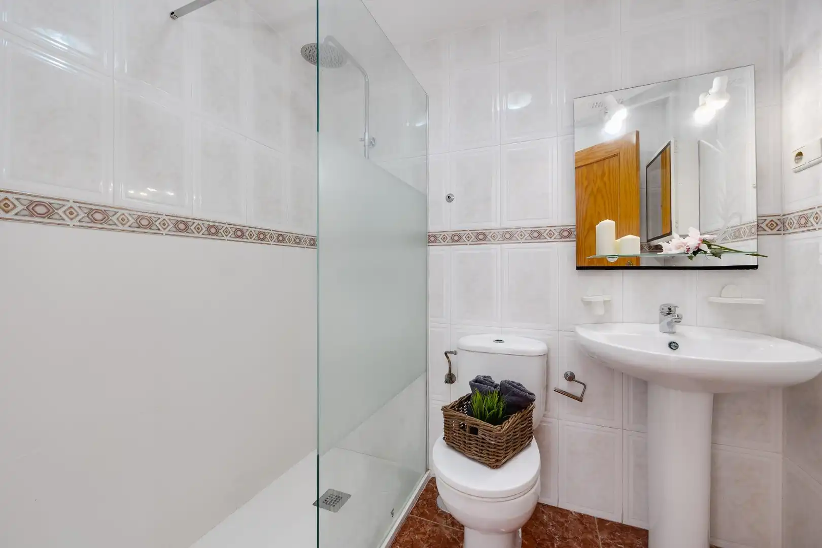 Baño de Apartamento en venta en Torrevieja con Terraza, Amueblado y Piscina comunitaria