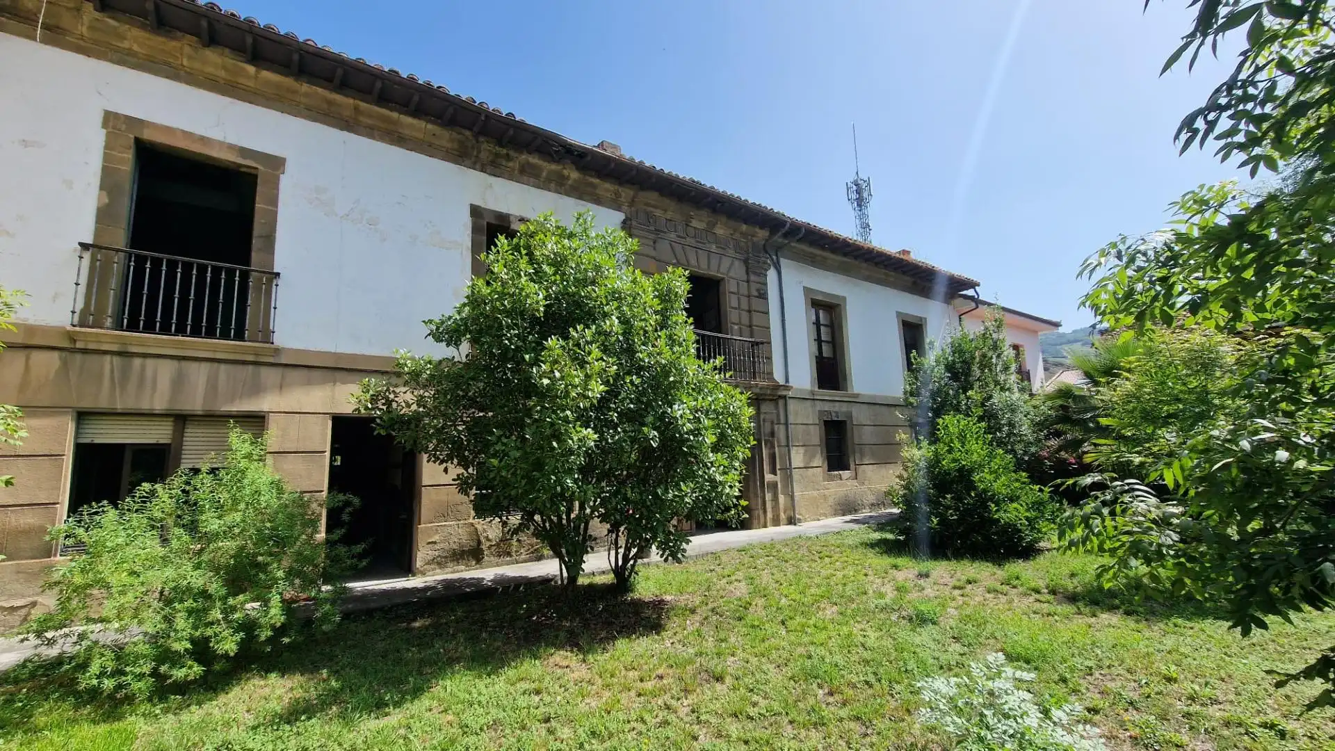 Vista exterior de Finca rústica en venda en Lena amb Jardí privat, Terrassa i Balcó