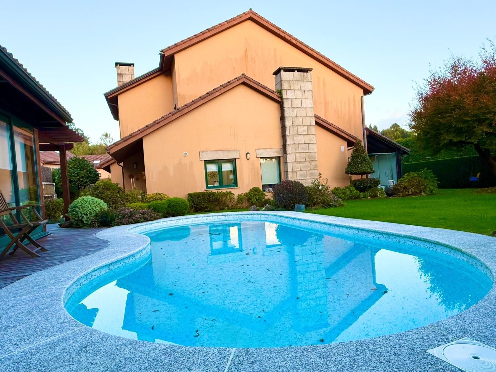 Piscina de Casa o chalet en venta en Oleiros con Jardín privado, Parquet y Trastero