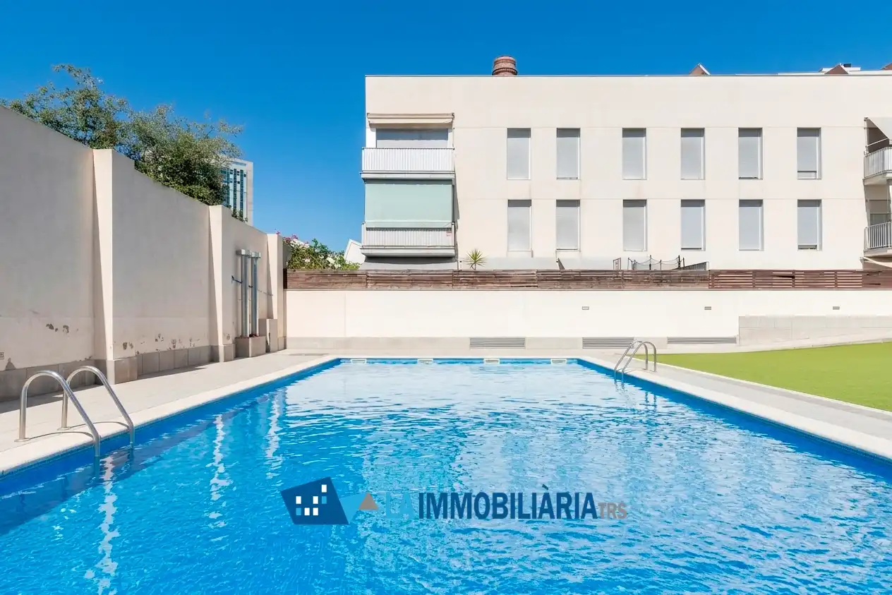 Schwimmbecken von Wohnung zum Verkauf in Terrassa mit Klimaanlage, Heizung und Terrasse