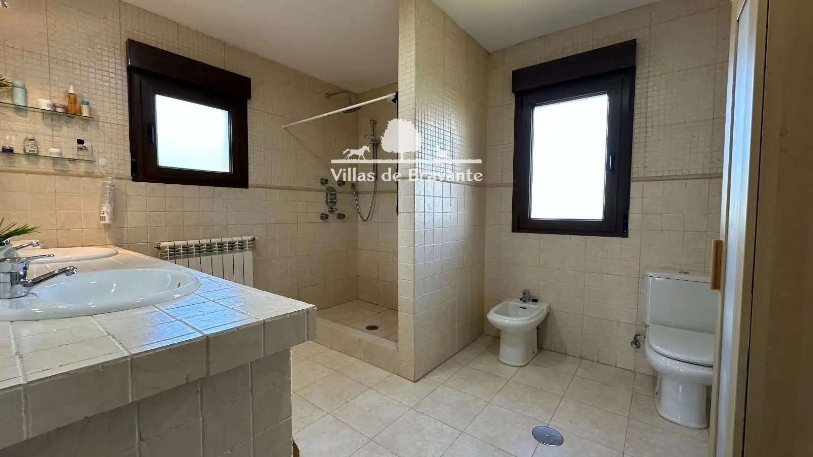 Bathroom of Houses for sale in Villanueva de la Cañada  with Air Conditioner, Heating and Parquet flooring