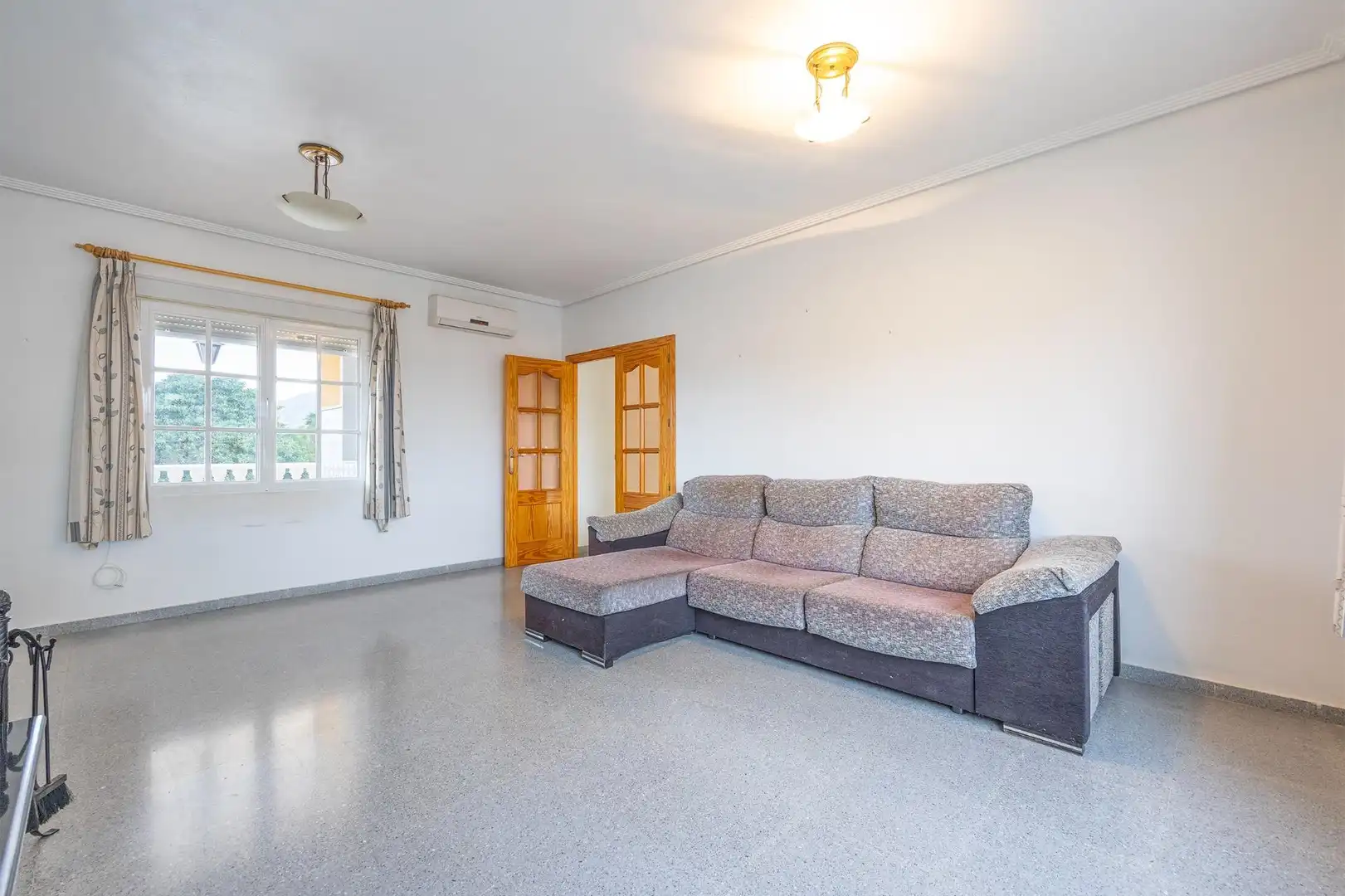 Sala d'estar de Casa o xalet en venda en Orihuela amb Aire condicionat, Jardí privat i Terrassa