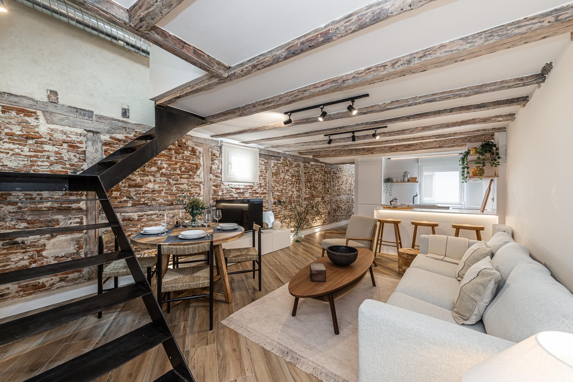 Sala d'estar de Dúplex de lloguer en  Madrid Capital amb Aire condicionat, Calefacció i Moblat