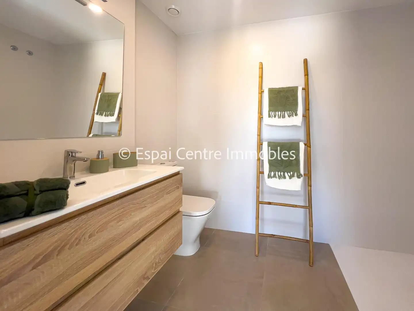 Bathroom of Flat for sale in Vallirana  with Air Conditioner, Heating and Parquet flooring