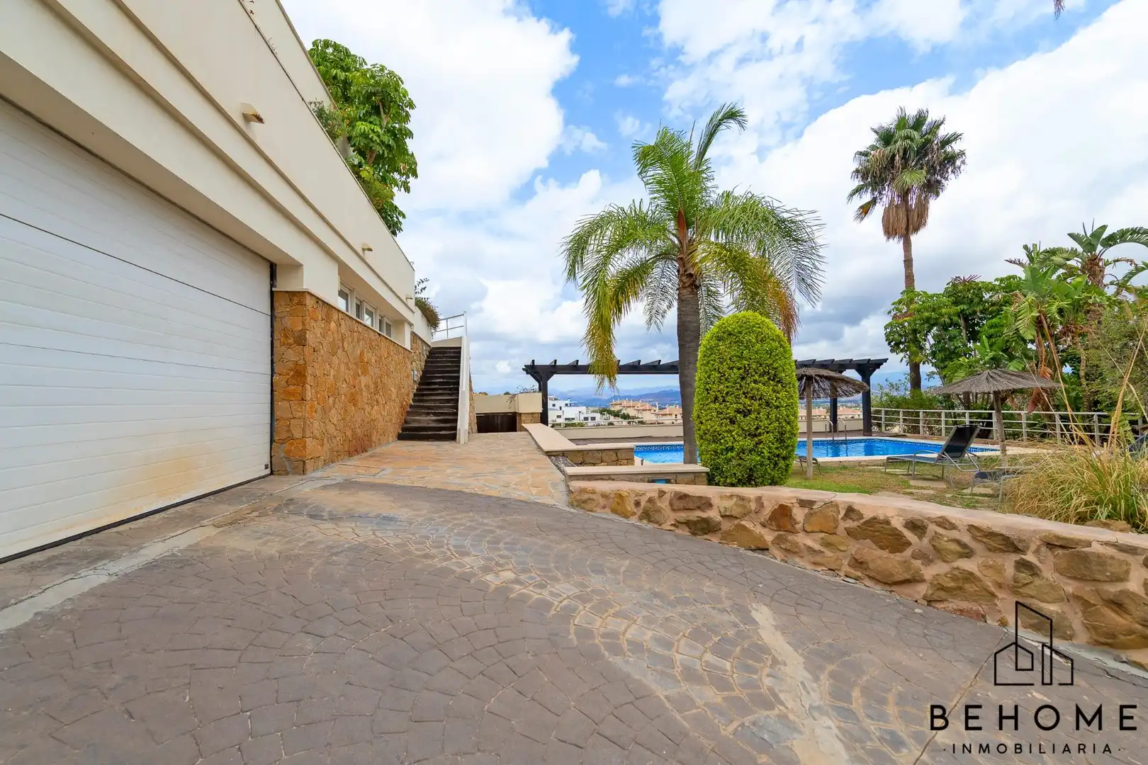 Vista exterior de Casa o xalet en venda en Alhaurín de la Torre amb Aire condicionat, Jardí privat i Terrassa