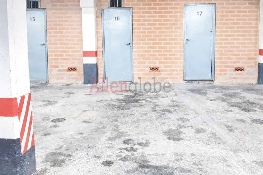 Aparcament de Pis en venda en Oviedo  amb Calefacció, Terrassa i Traster