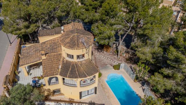 Casa-chalet en Venta en Villamartín - Las Filipinas