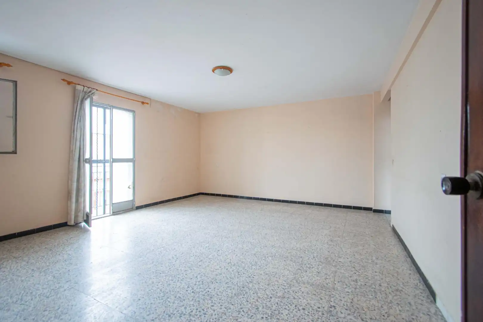 Sala de estar de Casa adosada en venta en Sevilla con Aire acondicionado y Balcón